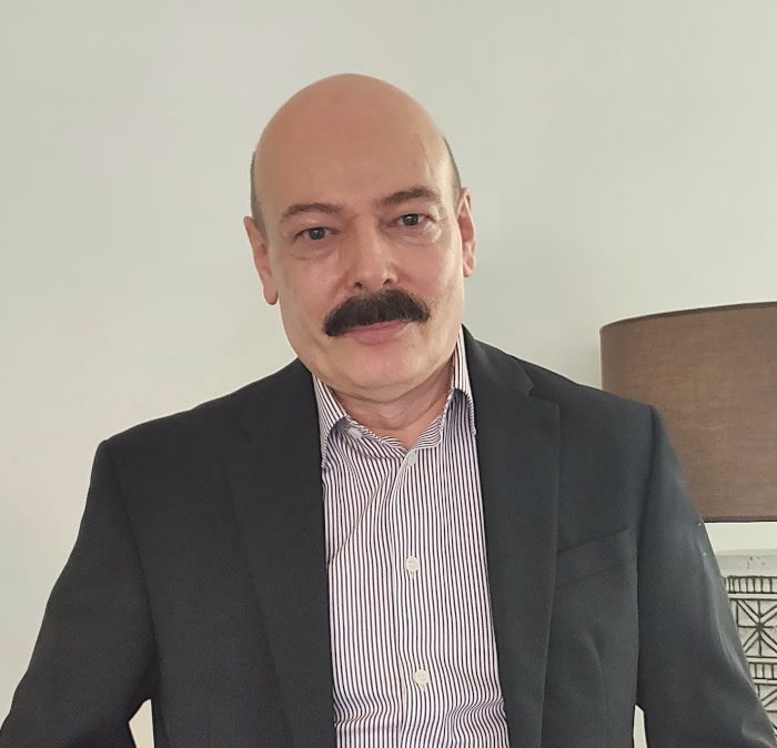 John – lifestyle blogger and grooming enthusiast in a smart blazer.